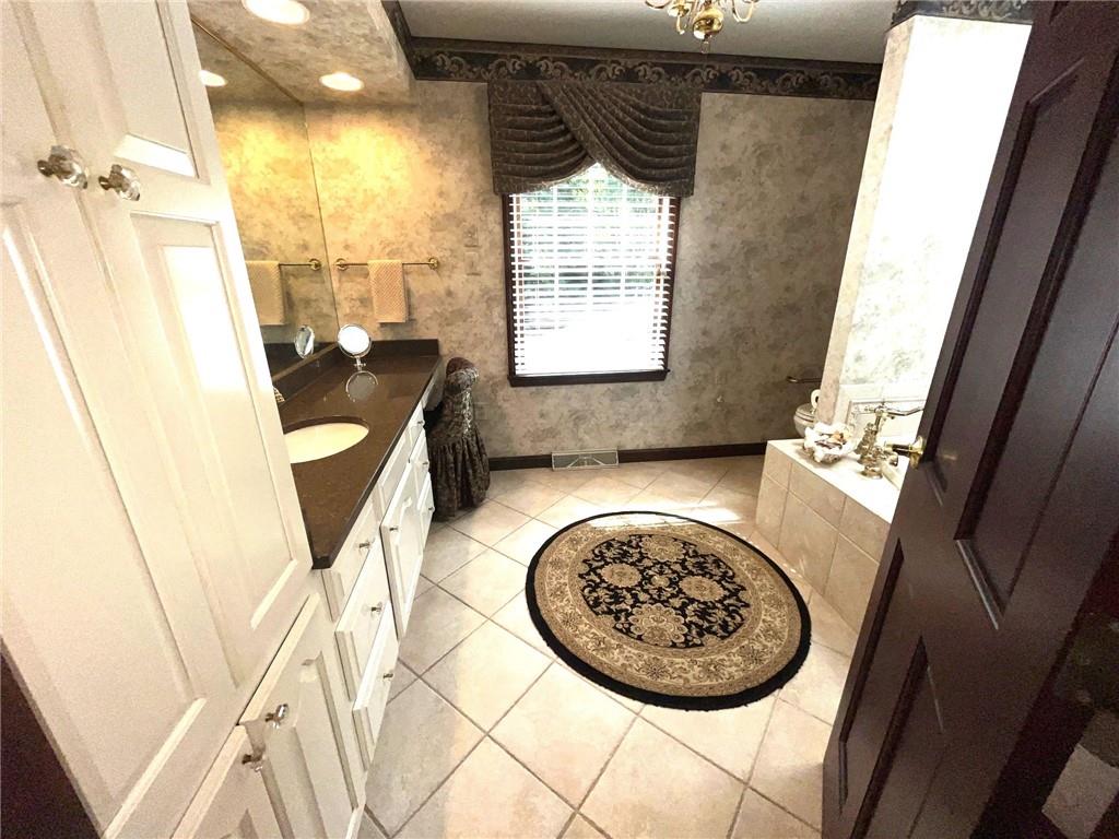 327 Pine Road Sewickley, PA 15143 - Photo 25 of 42 Second Owner's Bath.