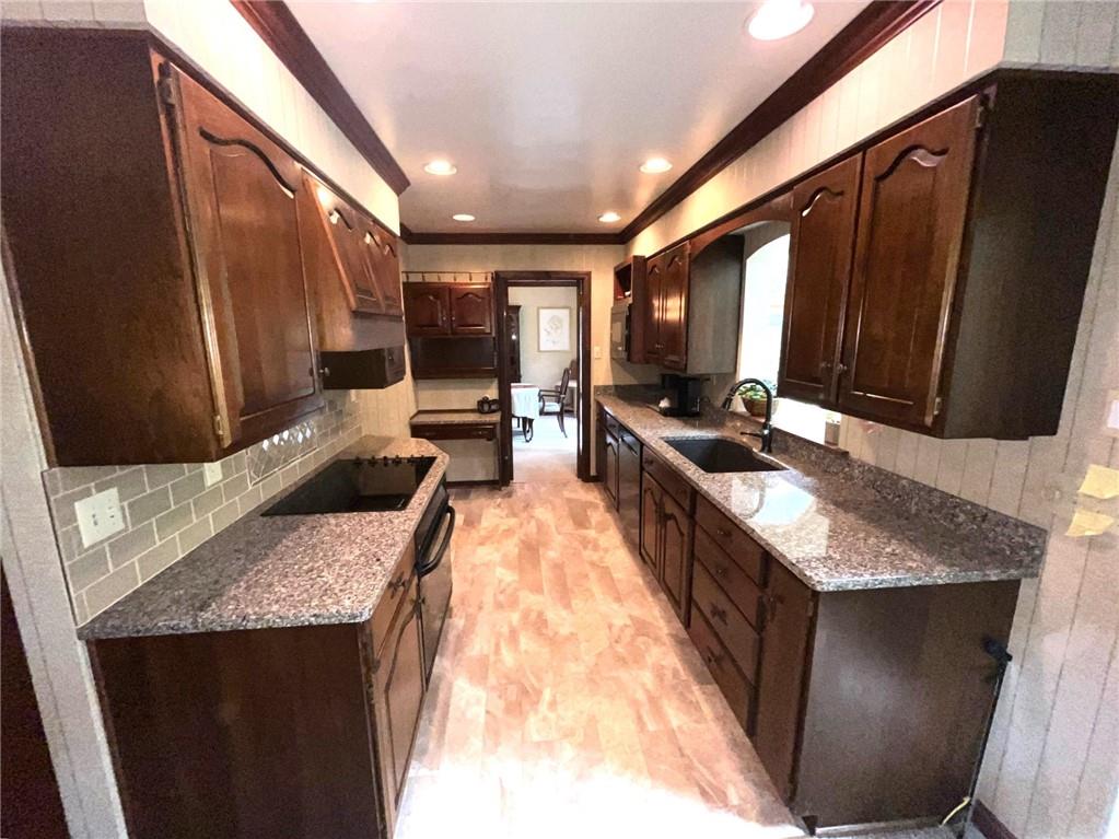 327 Pine Road Sewickley, PA 15143 - Photo 6 of 42 Kitchen.