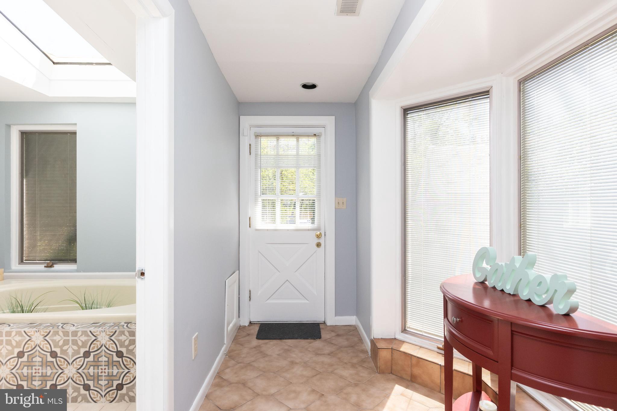 5507 Springlake Way Baltimore, MD 21212 - Photo 21 of 46 Rear entry hall