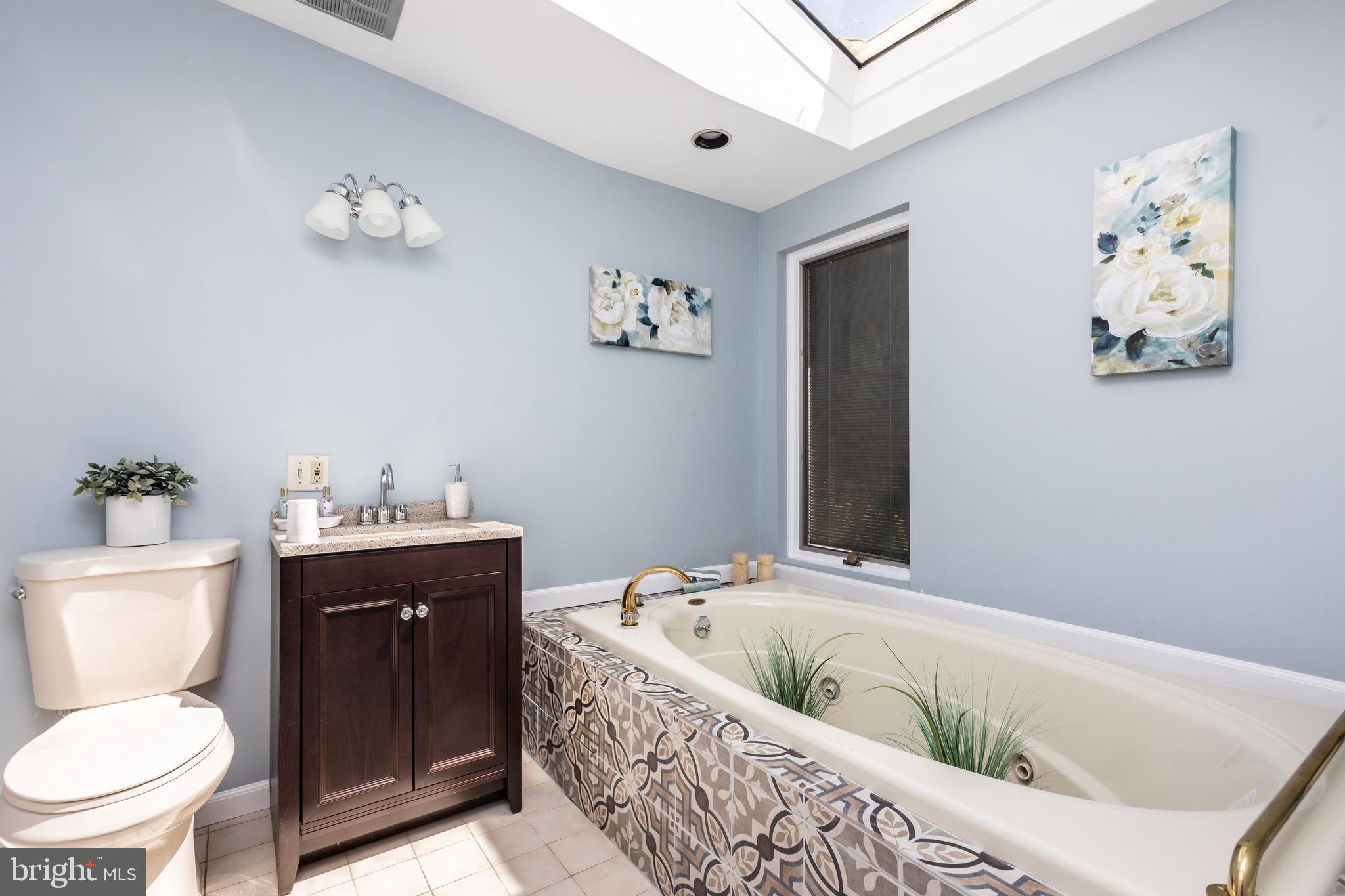 5507 Springlake Way Baltimore, MD 21212 - Photo 22 of 46 Main level full bath