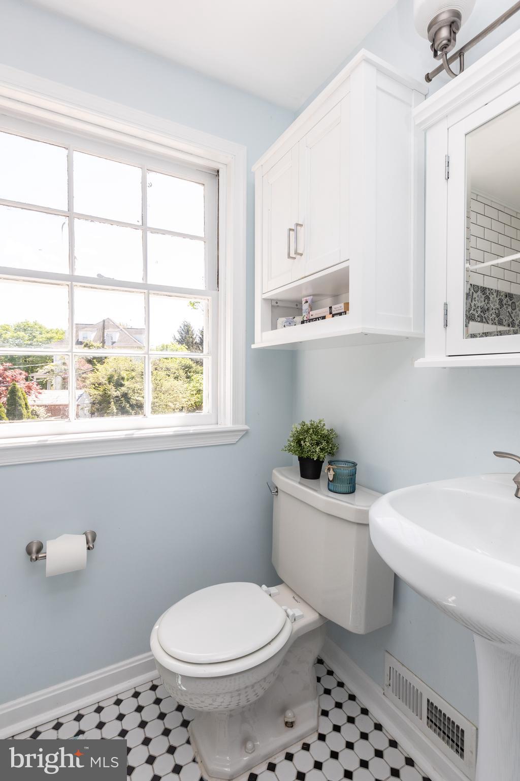 5507 Springlake Way Baltimore, MD 21212 - Photo 29 of 46 Hall bath