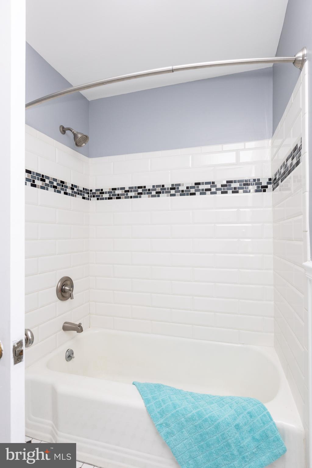 5507 Springlake Way Baltimore, MD 21212 - Photo 31 of 46 Hall bath with tub shower