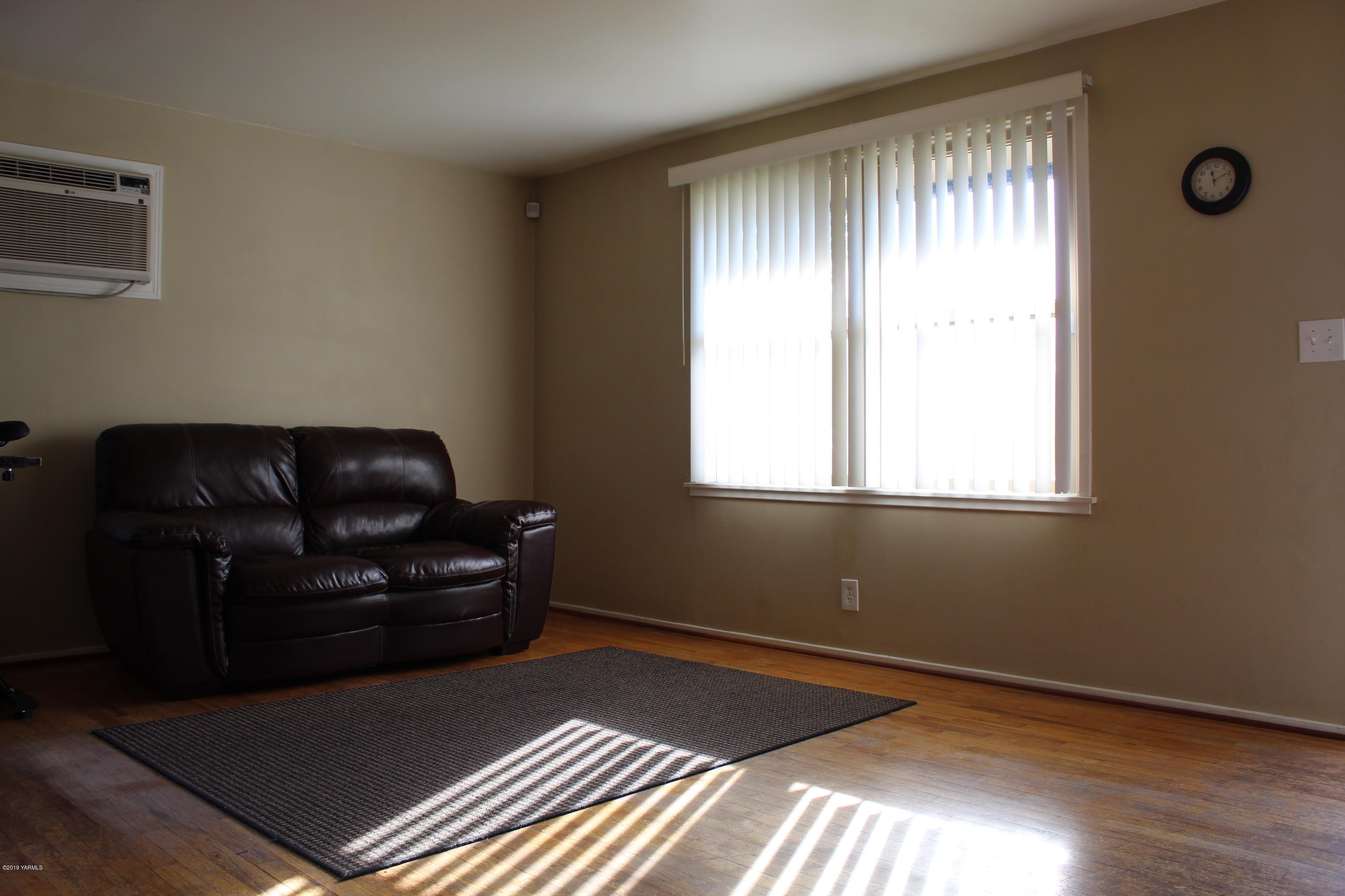 511 West 3rd Avenue Toppenish, WA 98948 - Photo 2 of 18 a living room with furniture and a window