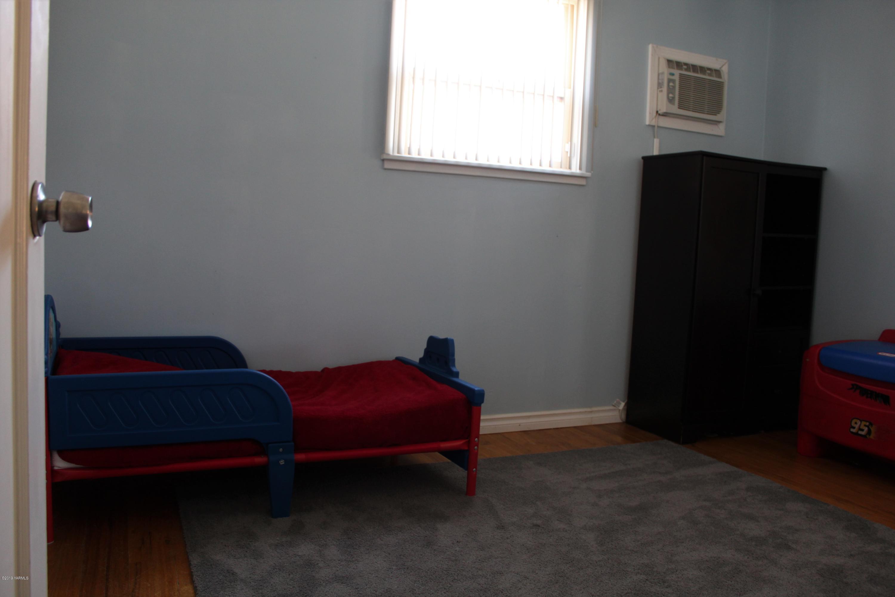 511 West 3rd Avenue Toppenish, WA 98948 - Photo 14 of 18 a room with a table chair and a window