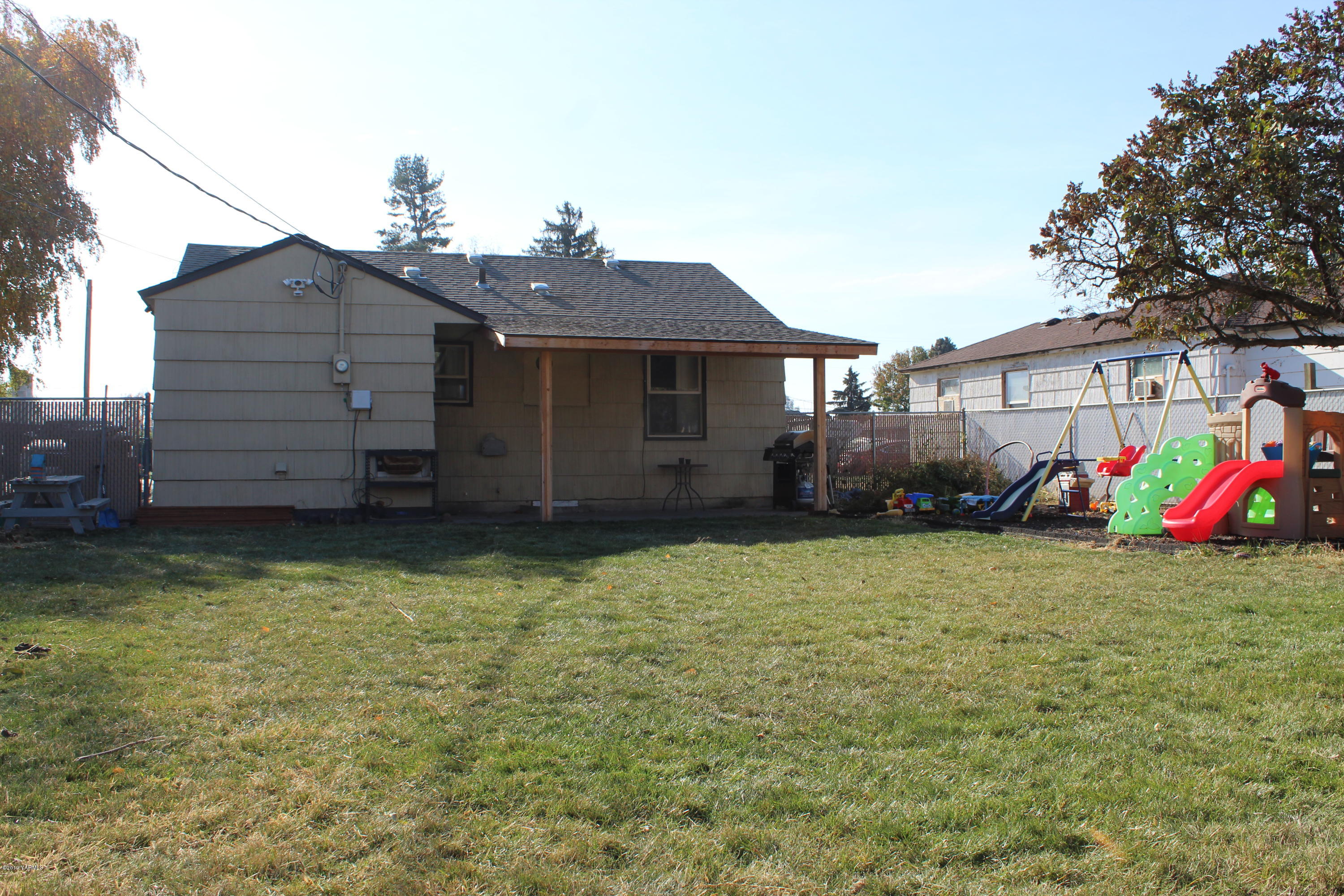 511 West 3rd Avenue Toppenish, WA 98948 - Photo 17 of 18 a house view with a garden space