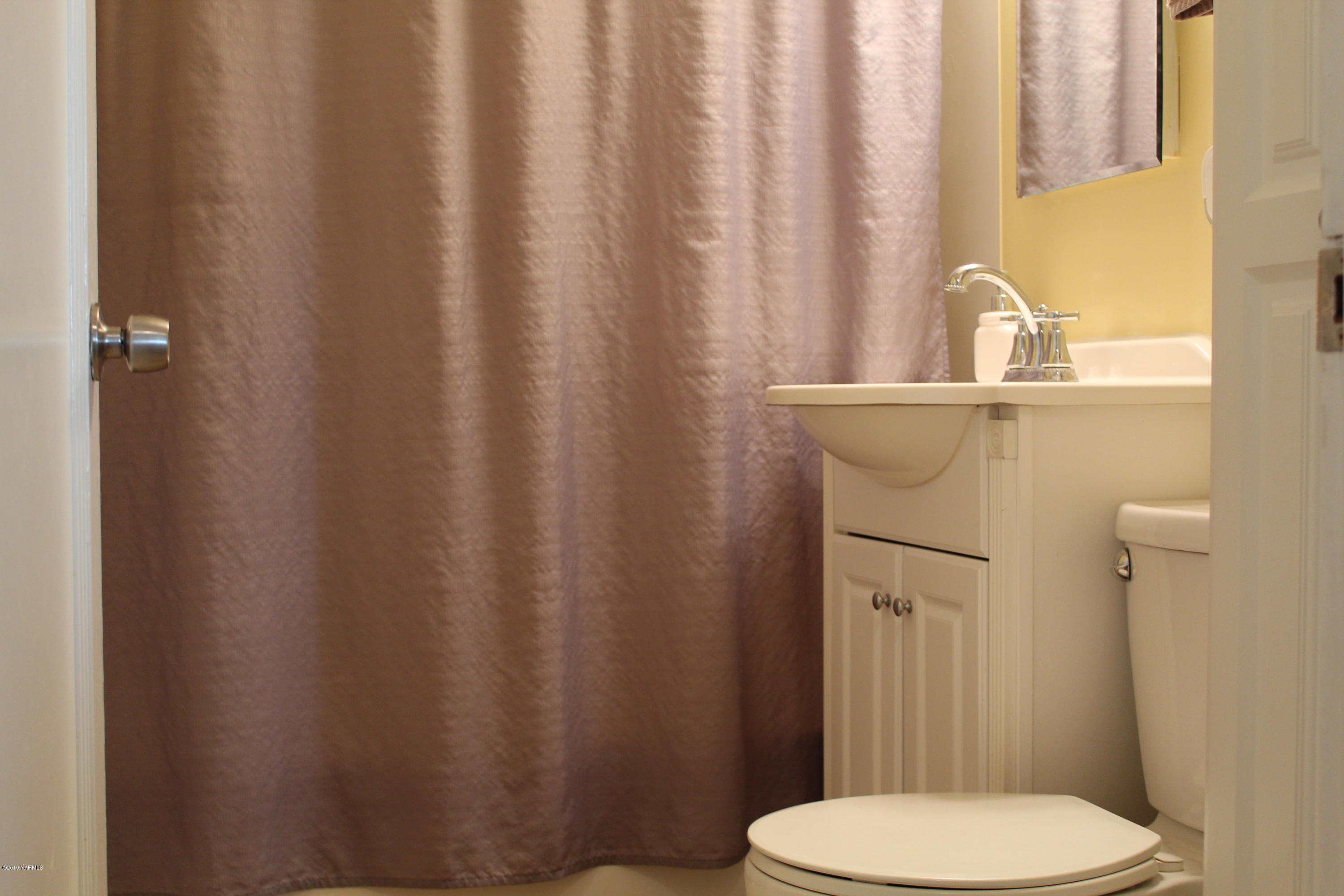 511 West 3rd Avenue Toppenish, WA 98948 - Photo 4 of 18 a bathroom with a sink and a toilet