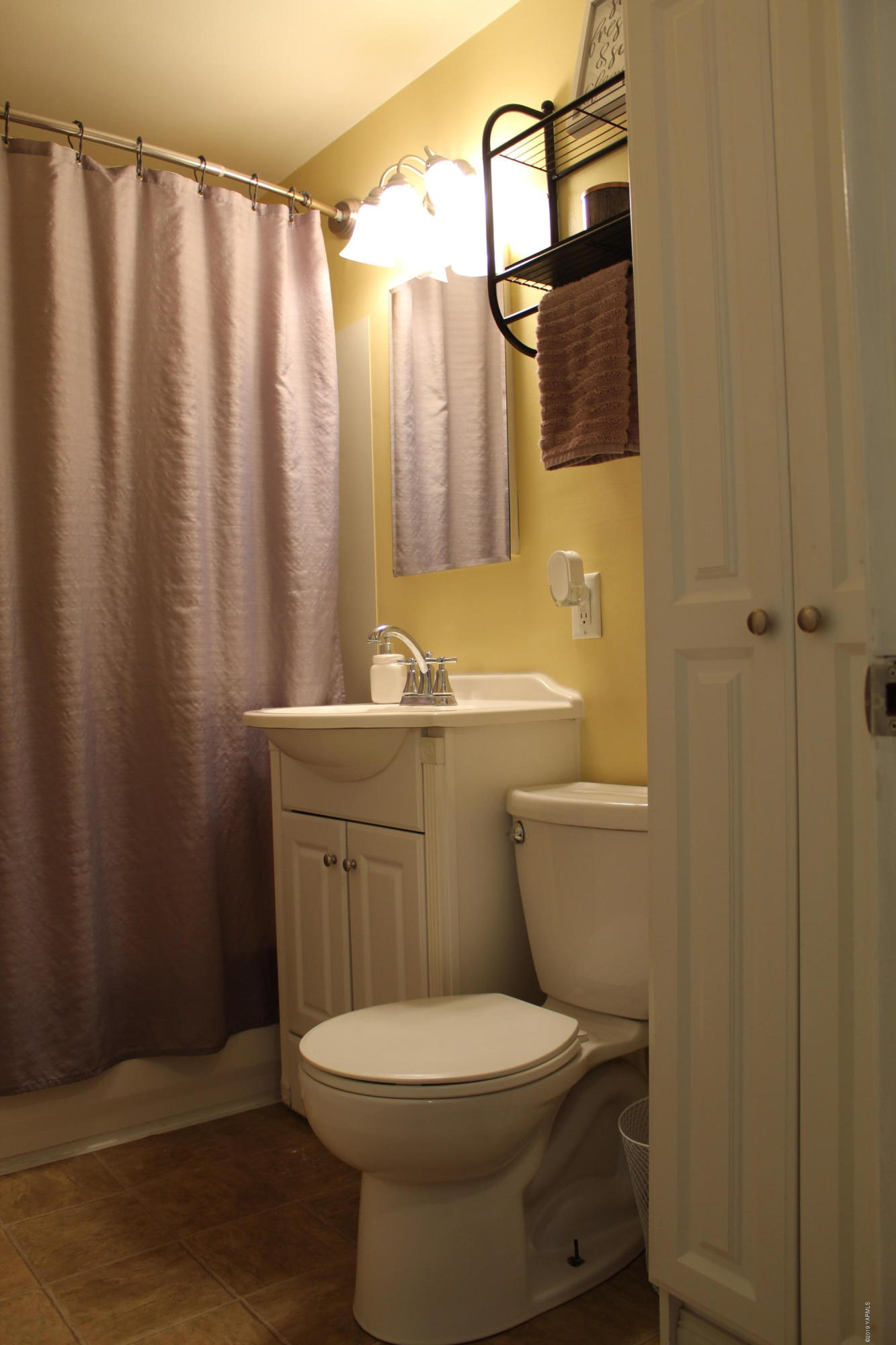 511 West 3rd Avenue Toppenish, WA 98948 - Photo 5 of 18 a bathroom with a toilet a sink and mirror
