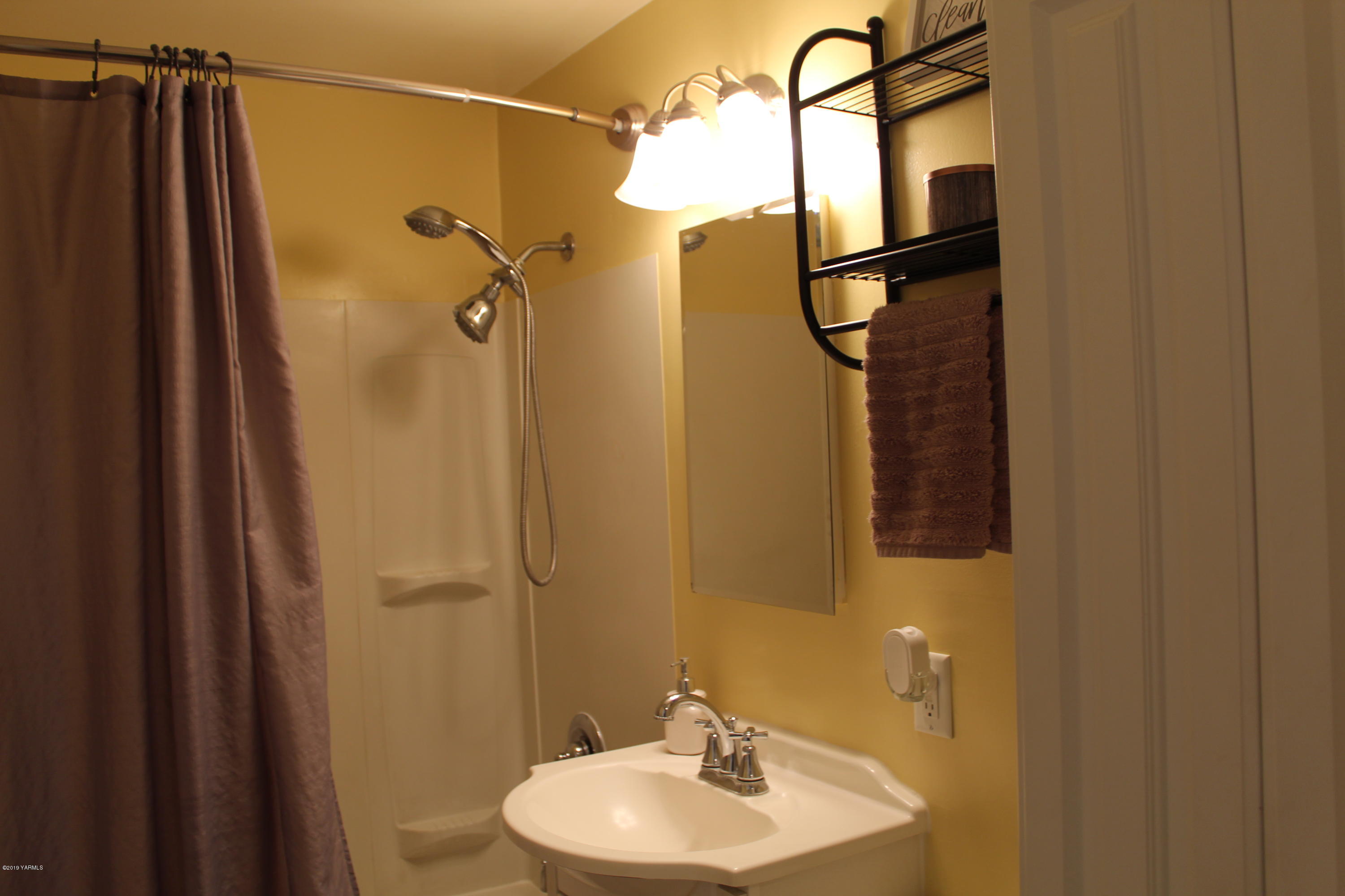 511 West 3rd Avenue Toppenish, WA 98948 - Photo 6 of 18 a bathroom with a sink toilet and shower