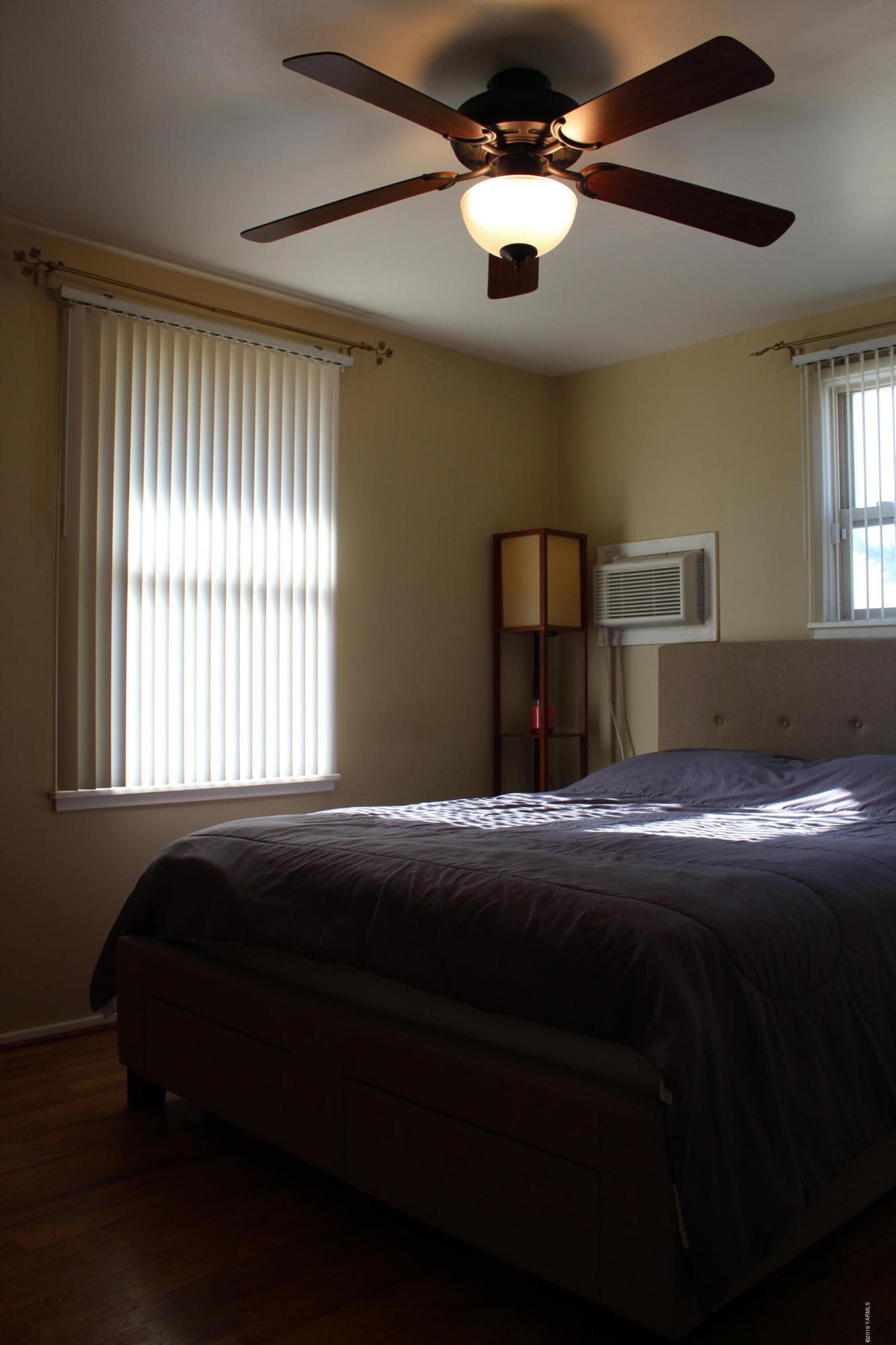 511 West 3rd Avenue Toppenish, WA 98948 - Photo 7 of 18 a bedroom with a bed and window