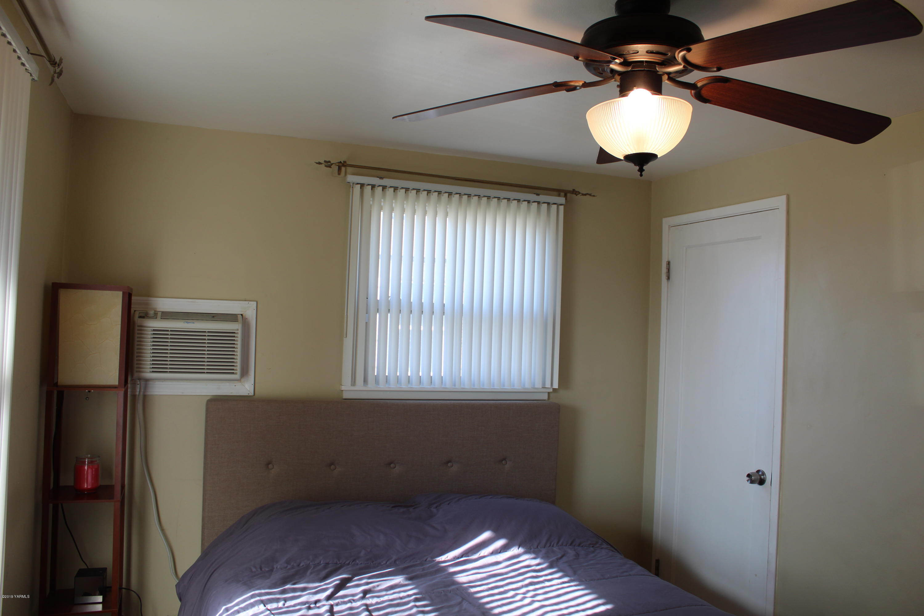 511 West 3rd Avenue Toppenish, WA 98948 - Photo 8 of 18 a view of an empty room with a window