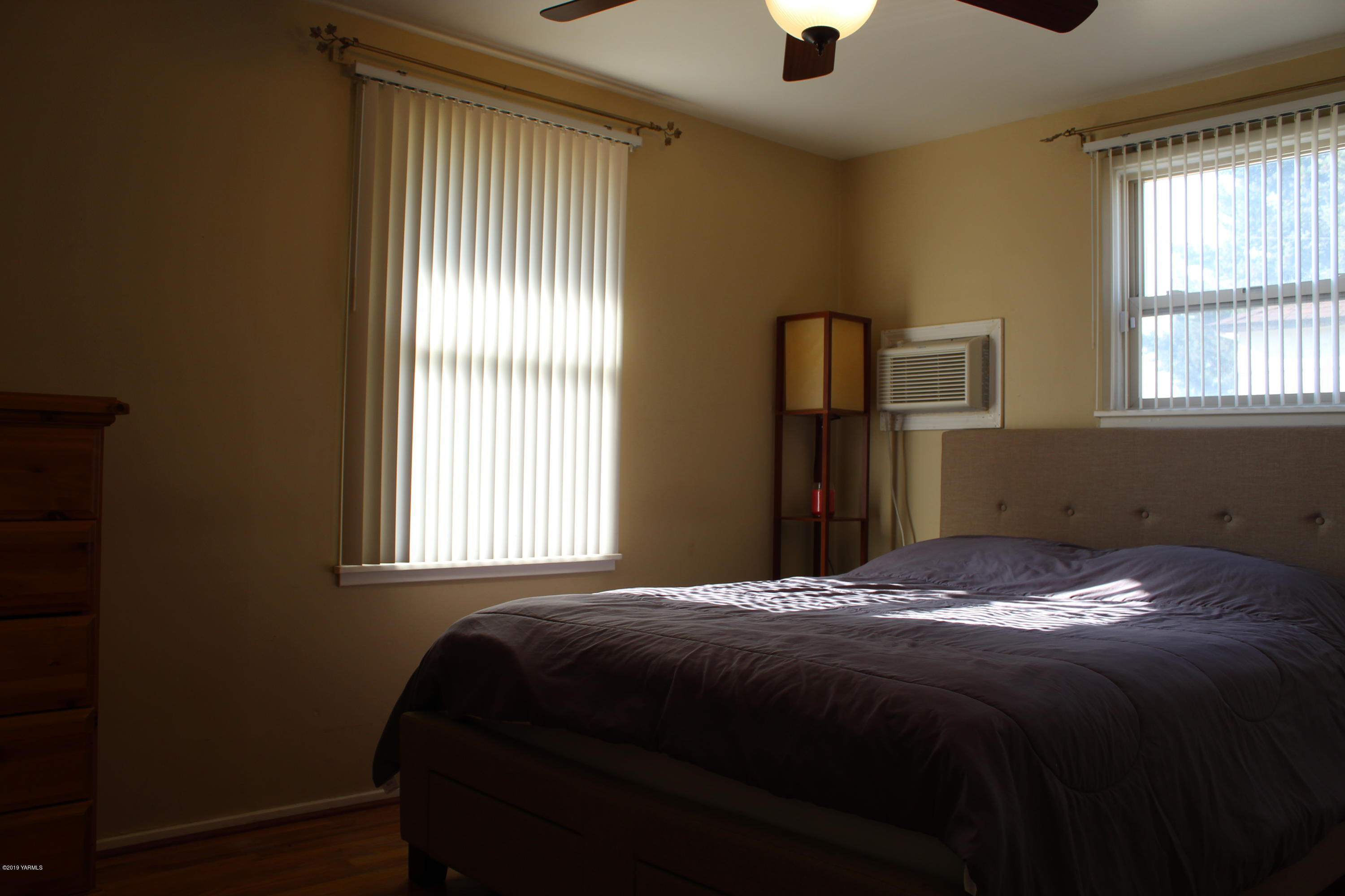 511 West 3rd Avenue Toppenish, WA 98948 - Photo 9 of 18 a bedroom with a bed and a window