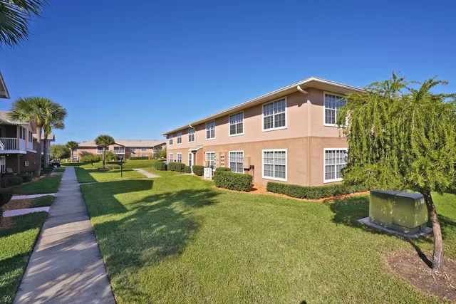 a view of a house with backyard