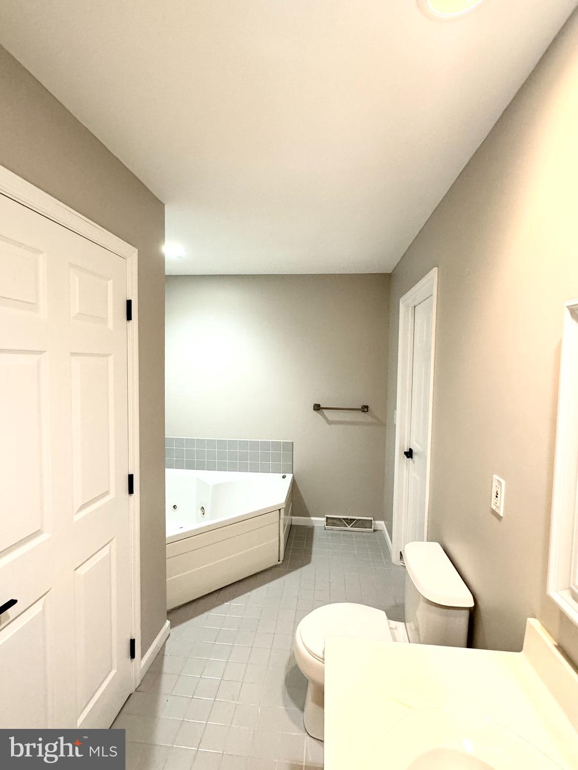 262 Crescent Drive Hershey, PA 17033 - Photo 22 of 25 a bathroom with a tub shower and mirror