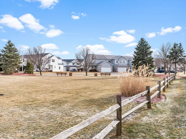 $269,900 | 1923 Waters Edge Drive, Minooka, IL 60447