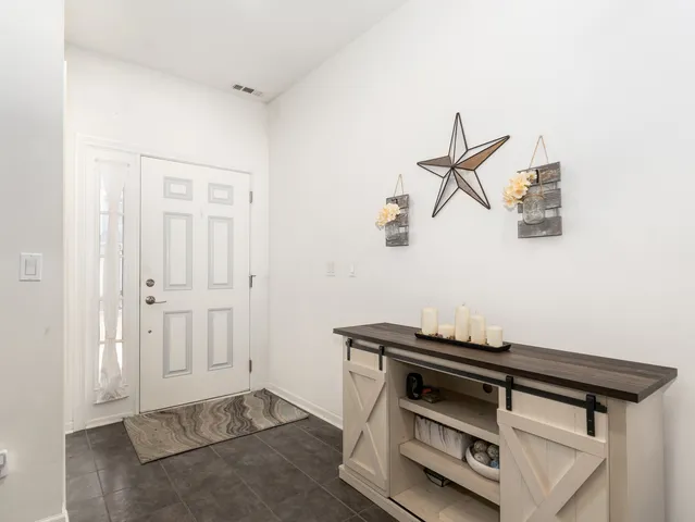 $269,900 | 1923 Waters Edge Drive, Minooka, IL 60447