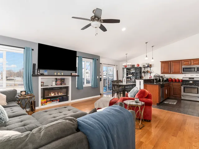 $269,900 | 1923 Waters Edge Drive, Minooka, IL 60447