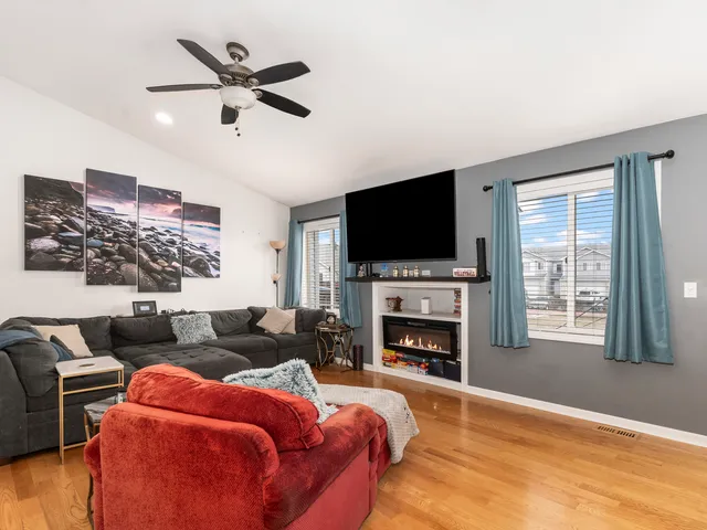 $269,900 | 1923 Waters Edge Drive, Minooka, IL 60447