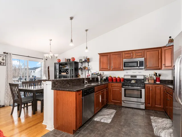 $269,900 | 1923 Waters Edge Drive, Minooka, IL 60447