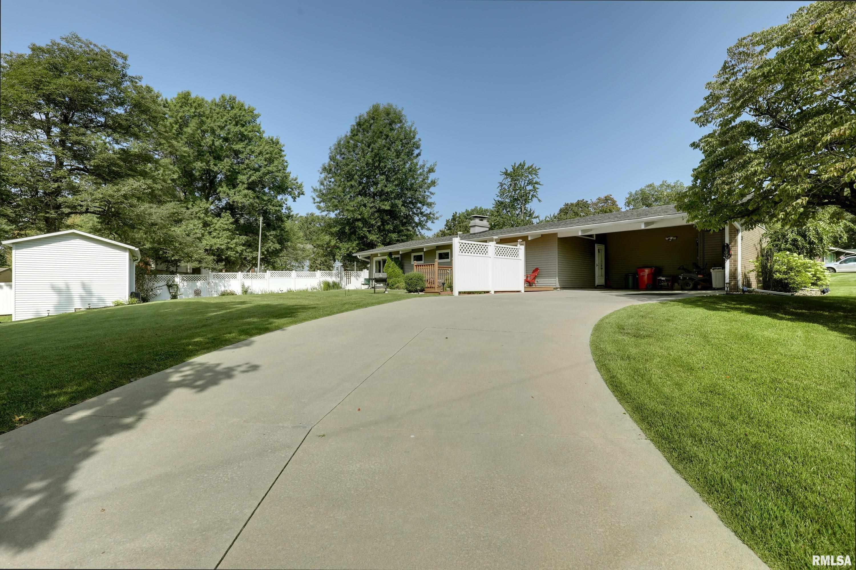 728 Ridgewood Drive Quincy, IL 62301 - Photo 2 of 25 Gallery Image 2