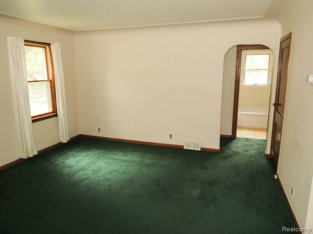 4296 Marcus Road Waterford, MI 48329 - Photo 20 of 42 Livingroom3.jpg