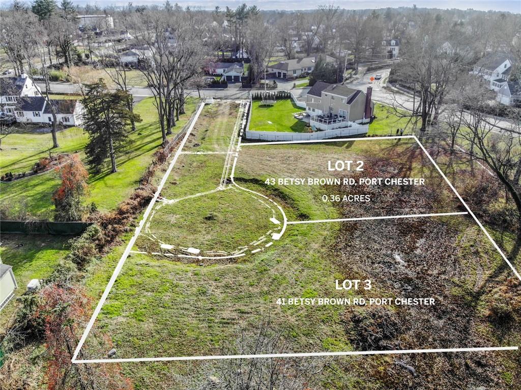 Overview of 2 lots, cul de sac, driveway and surrounding area