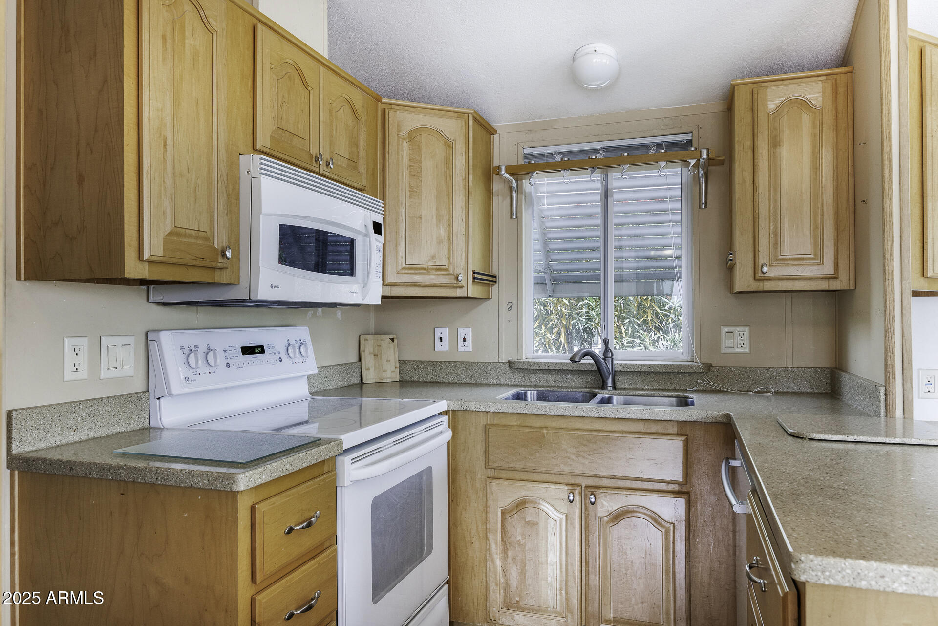 1110 North Henness Road, Unit 1086 Casa Grande, AZ 85122 - Photo 16 of 66 Kitchen 2