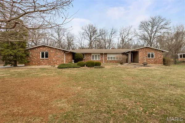 $745,000 | 210 New Salem Drive, Creve Coeur, MO 63141