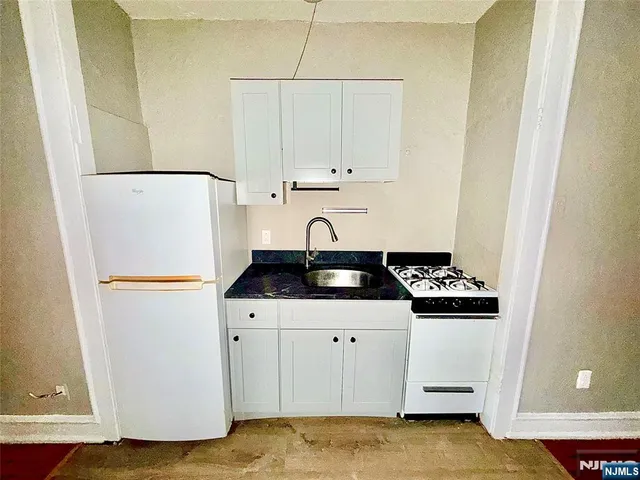 $1,300 | 17 Elwood Place, Unit 102, Newark, NJ 07104