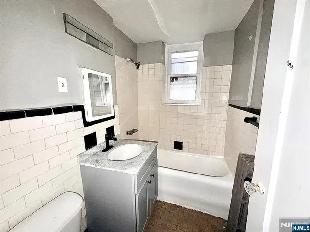 $1,300 | 17 Elwood Place, Unit 102, Newark, NJ 07104