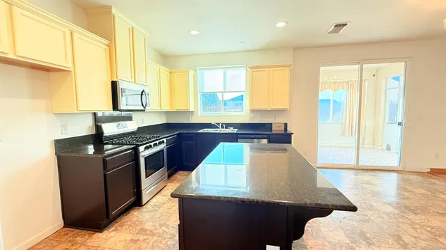 $495,000 | 3935 East Myrtle Avenue, Visalia, CA 93292