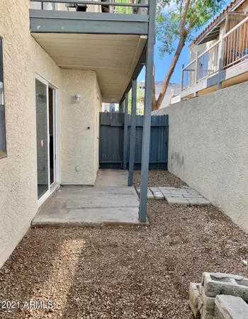 a view of a backyard
