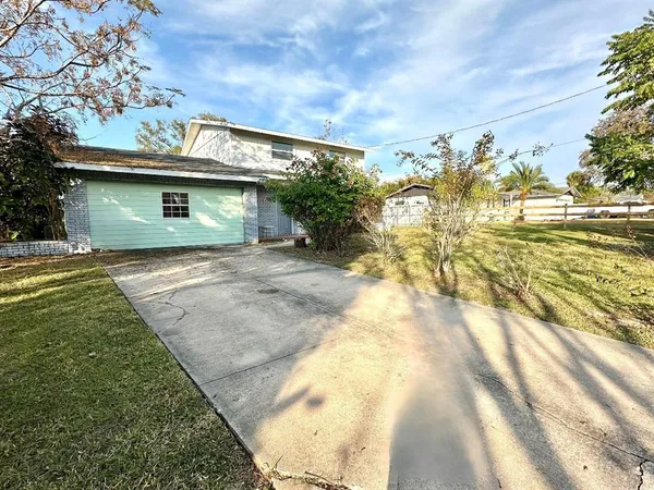 a view of a house with a yard