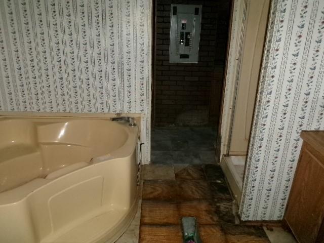 9603 Rosalie Loop Keithville, LA 71047 - Photo 9 of 14 a bathroom with a bathtub