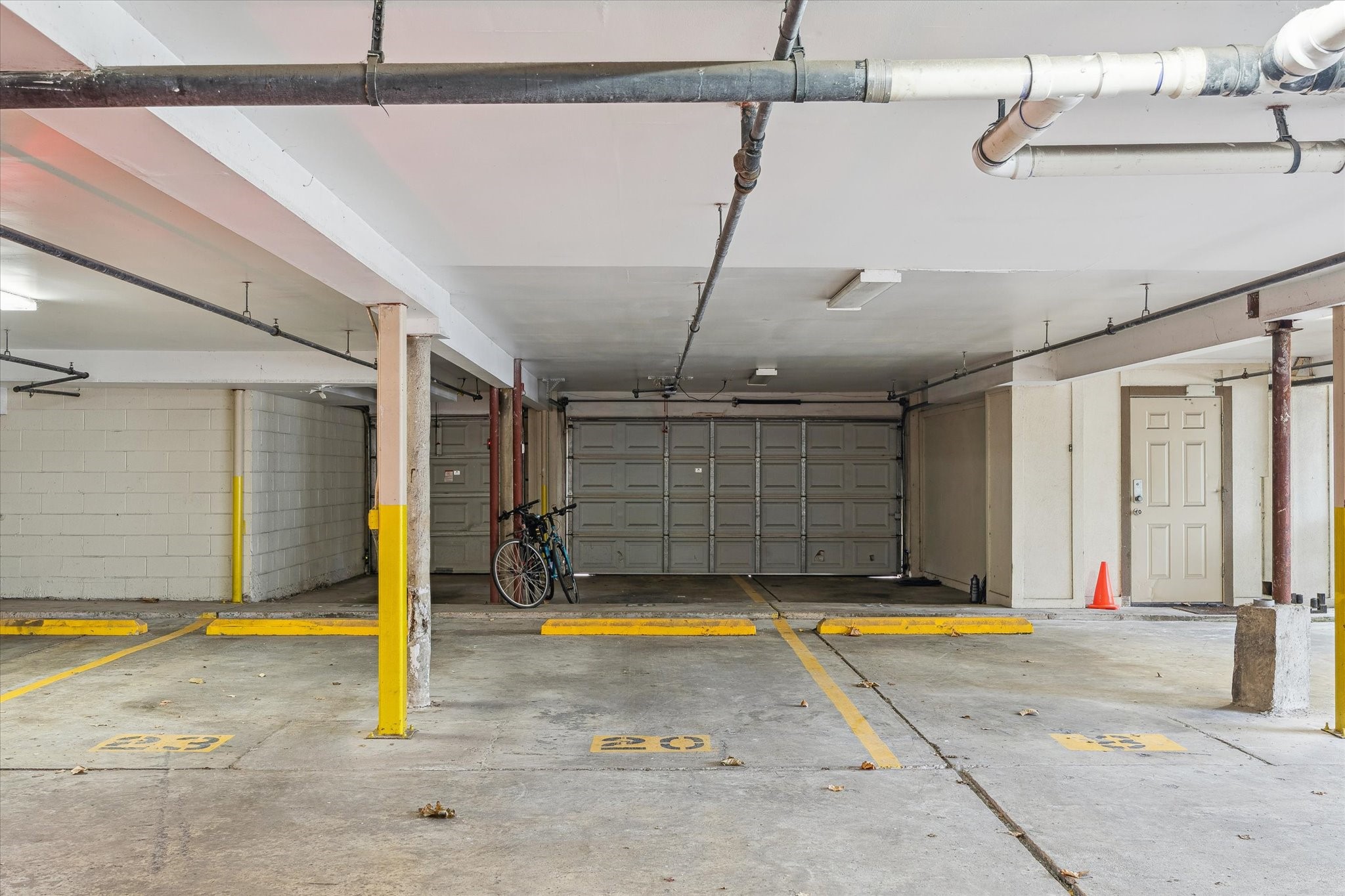 1342 Rutland Street, Unit 203 Houston, TX 77008 - Photo 20 of 20 a view of a indoor swimming pool