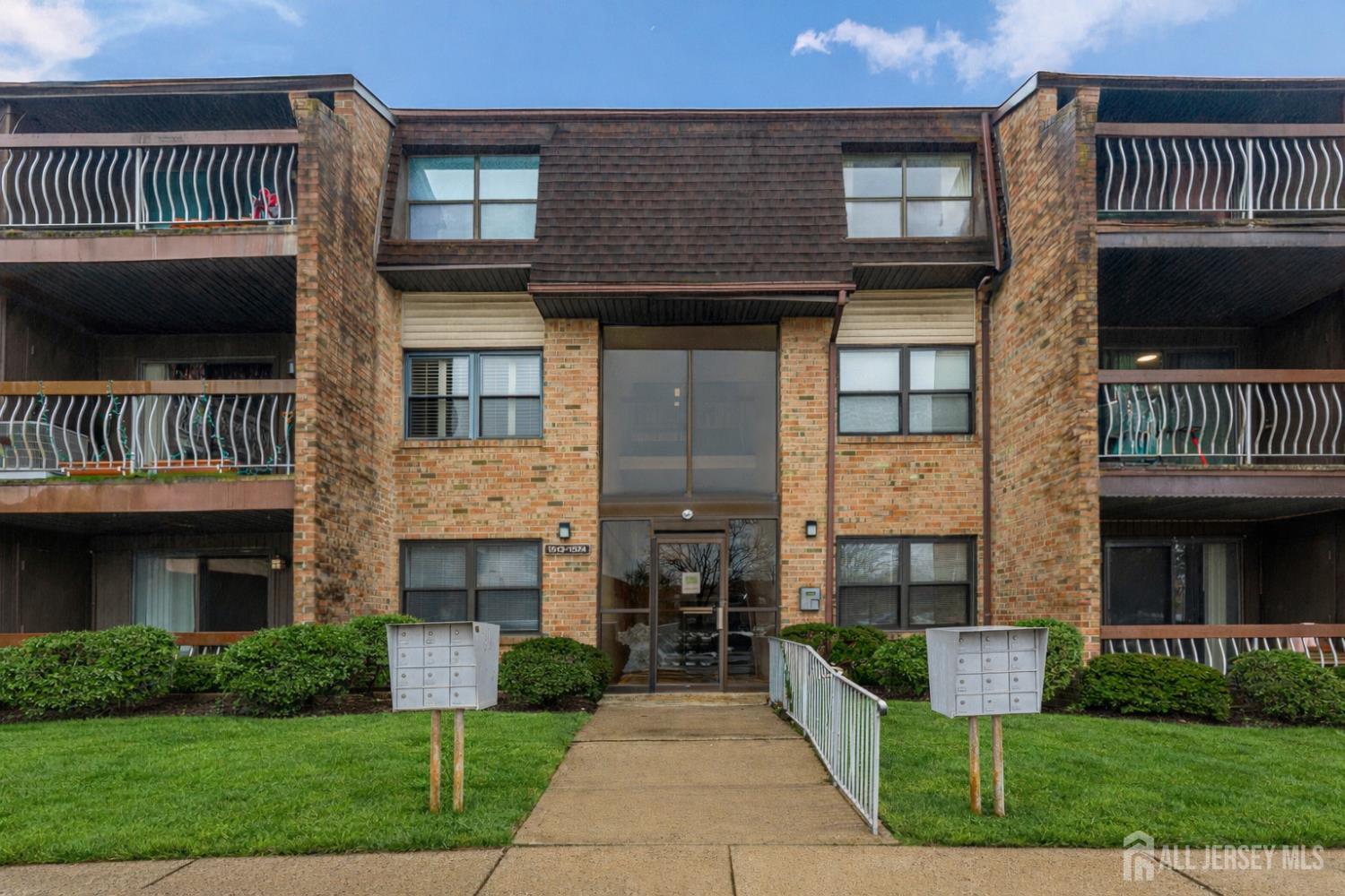 1518 Raspberry Court Edison, NJ 08817 - Photo 2 of 22