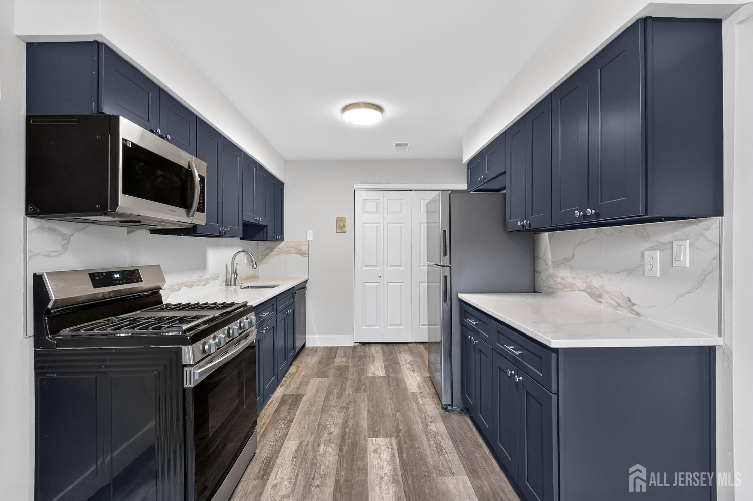 1518 Raspberry Court Edison, NJ 08817 - Photo 4 of 22