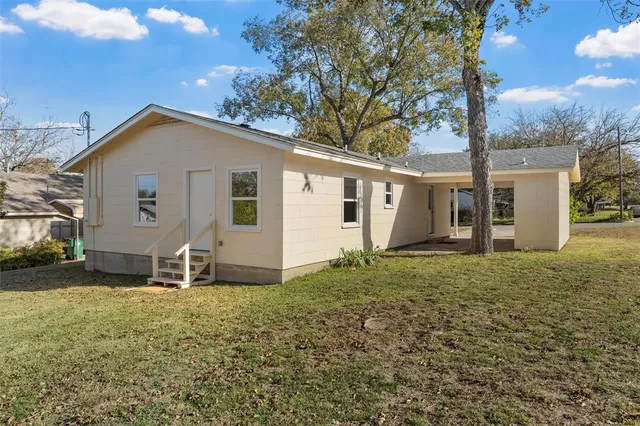 a view of a house with backyard