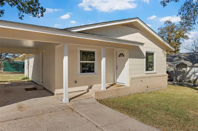 a view of a house with backyard and porch