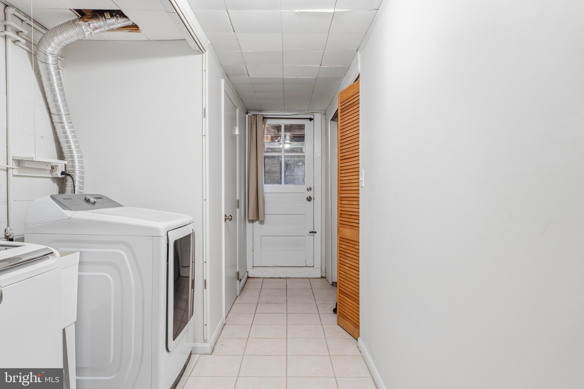 7037 Heathfield Road Baltimore, MD 21212 - Photo 37 of 44 Laundry space
