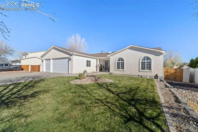 a view of a house with a yard