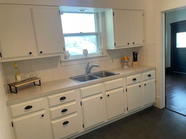 $88,900 | 1501 East 2nd Avenue, Winfield, KS 67156