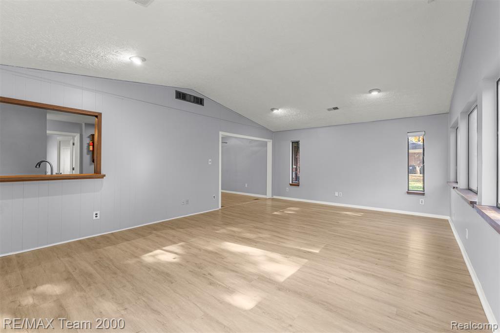 28454 Quail Hollow Road Farmington, MI 48331 - Photo 18 of 46