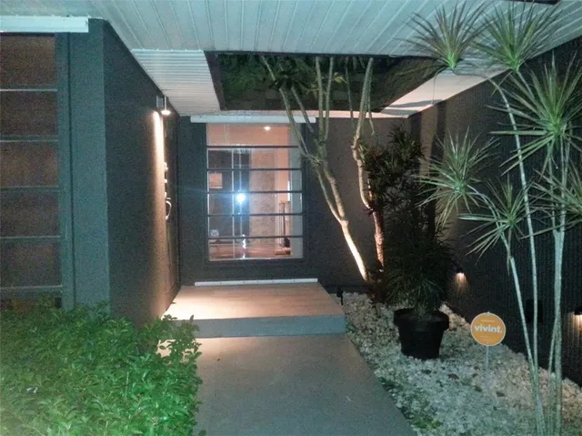 a view of entryway with a yard