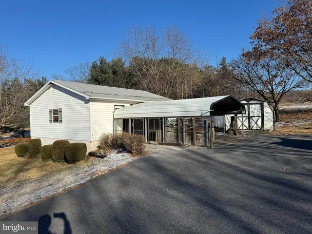 a view of a house with backyard