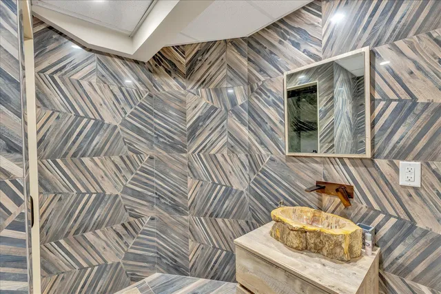 a view of entryway with patio