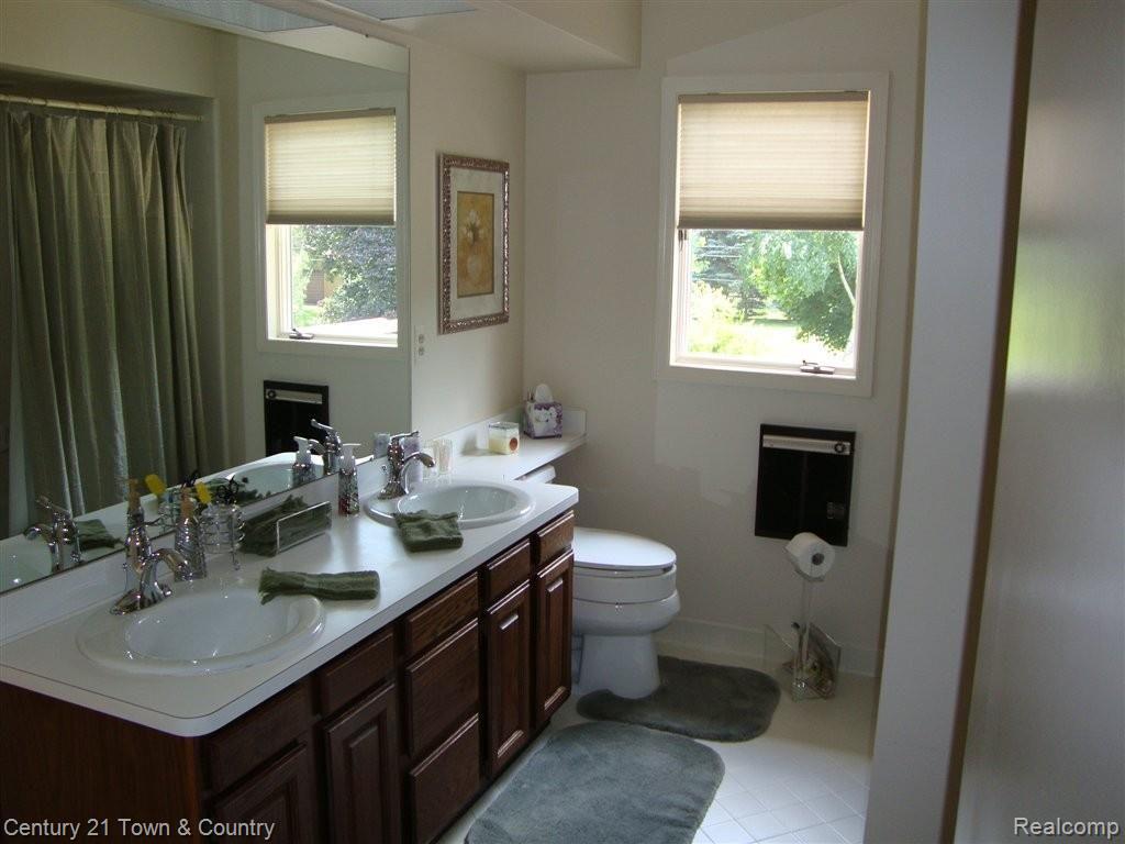 1918 Willowood Drive Rochester, MI 48307 - Photo 20 of 46 MASTER BATH