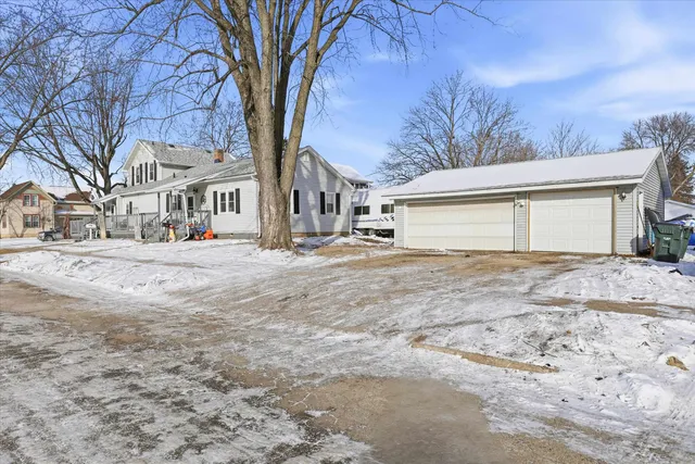 $205,000 | 405 East Pine Street, New London, WI 54961