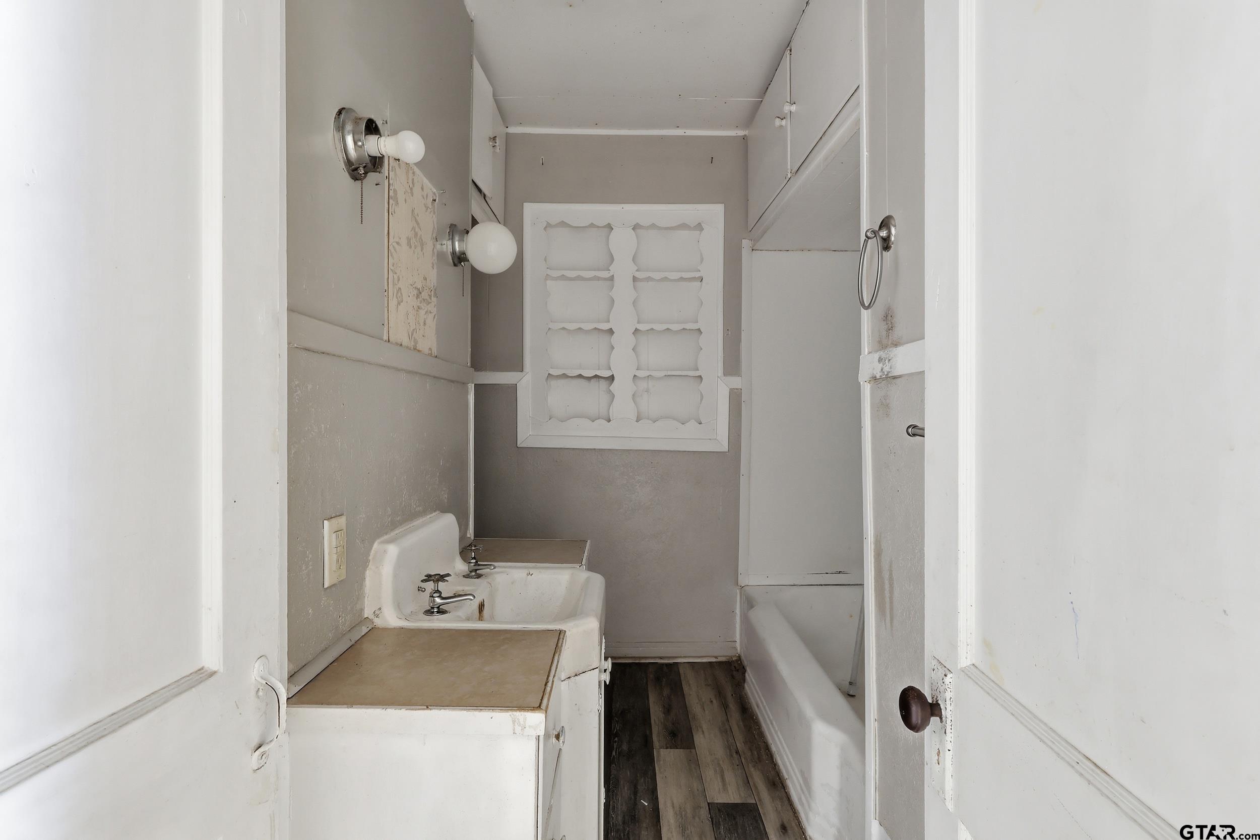 405 Rusk Street Pittsburg, TX 75686 - Photo 22 of 33 a bathroom with a tub and shower