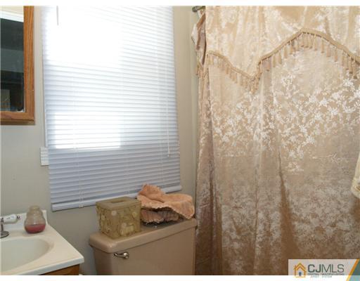 16 South Rhoda Street Monroe Township, NJ 08831 - Photo 9 of 25 Gallery Image 9