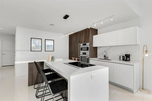 $6,000 | 851 Northeast 1st Avenue, Unit 1010, Miami, FL 33132